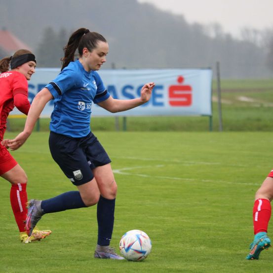 Bild enthält, Football, Soccer, Soccer Ball, Sport, Person, Footwear, Shoe, People, Sphere