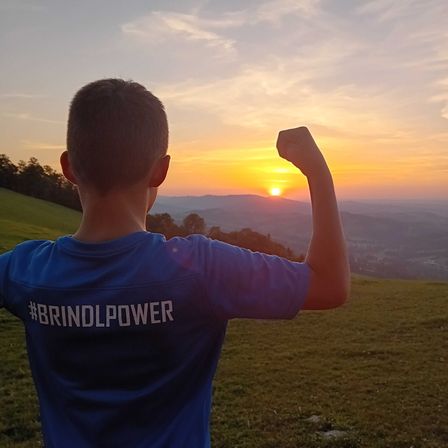 Bild enthält, T-Shirt, Nature, Outdoors, Sky, Sunrise, Grass, Photography, Boy, Child, Person