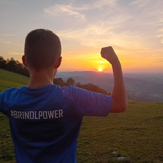 Bild enthält, T-Shirt, Nature, Outdoors, Sky, Sunrise, Grass, Photography, Boy, Child, Person
