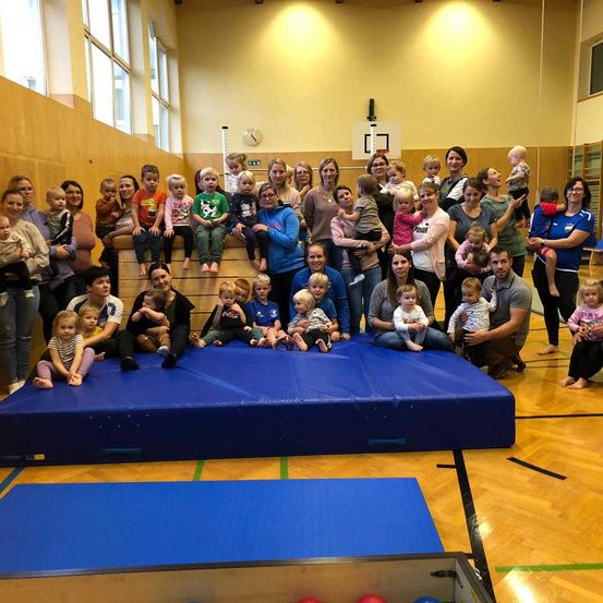 Bild enthält, People, Person, Shelter, Baby, Classroom, Indoors, School, Crowd, Face, Gymnastics