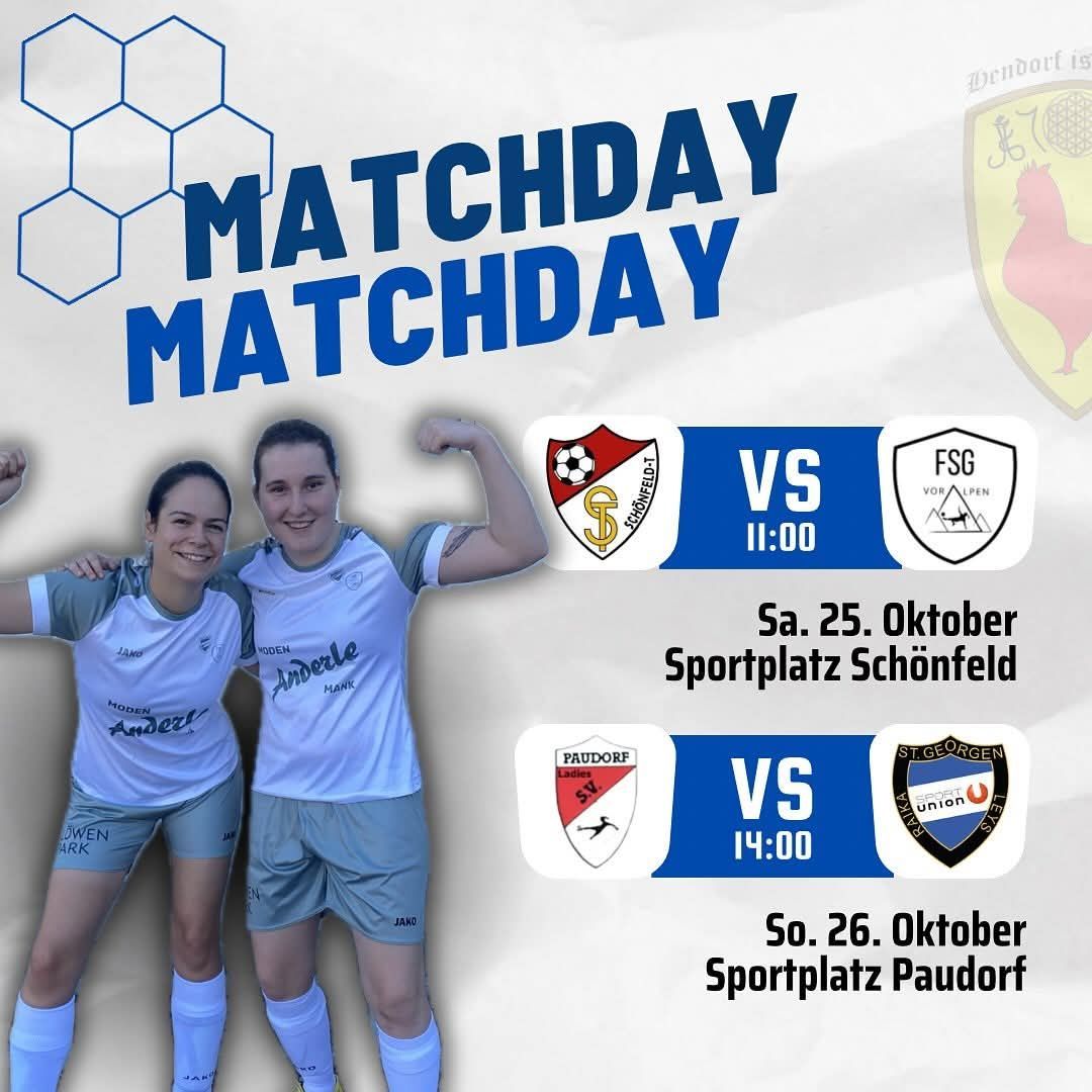 Poster für einen Frauenfußball-Spieltag mit zwei Spielerinnen, eine in weißen und eine in grauen Uniformen. Das Poster enthält die Spielzeiten, Termine und Orte für zwei bevorstehende Spiele.