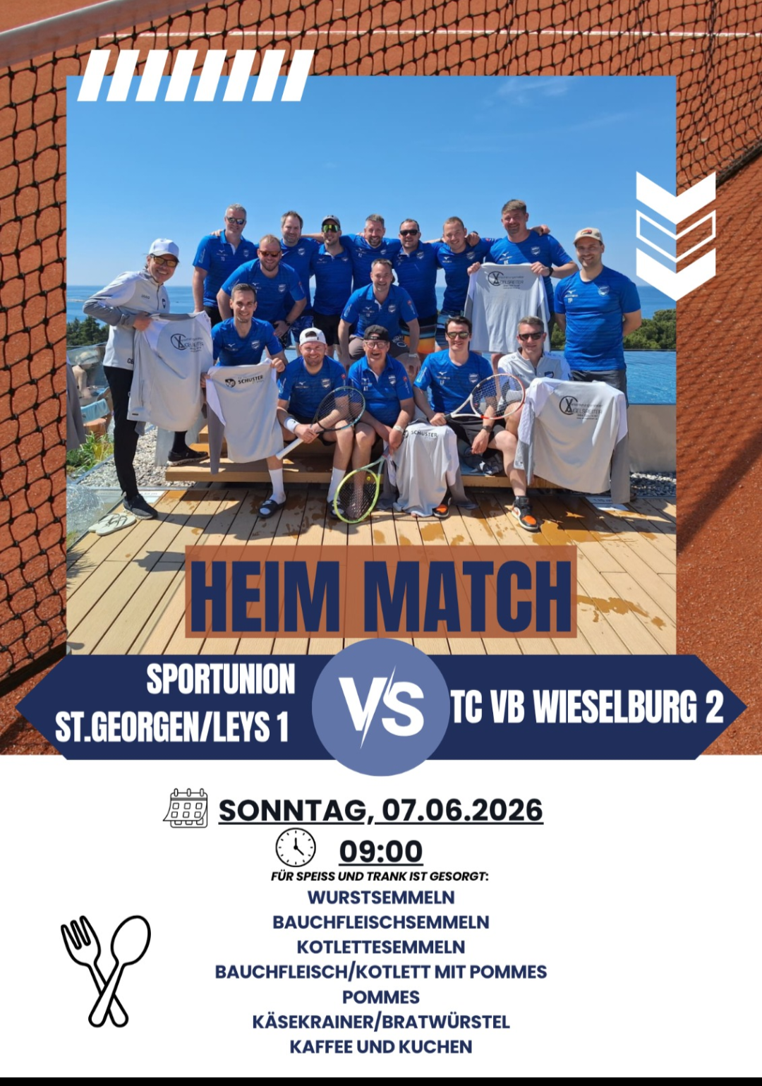 Eine Gruppe von Männern in blauen Uniformen posiert für ein Foto auf einer Holzterrasse am Wasser und hält Tennisschläger. Unten kündigt ein Plakat ein Spiel zwischen St. Georgen/Leys 1 und TC VB Wieselburg 2 am 7. Juni 2026 an.