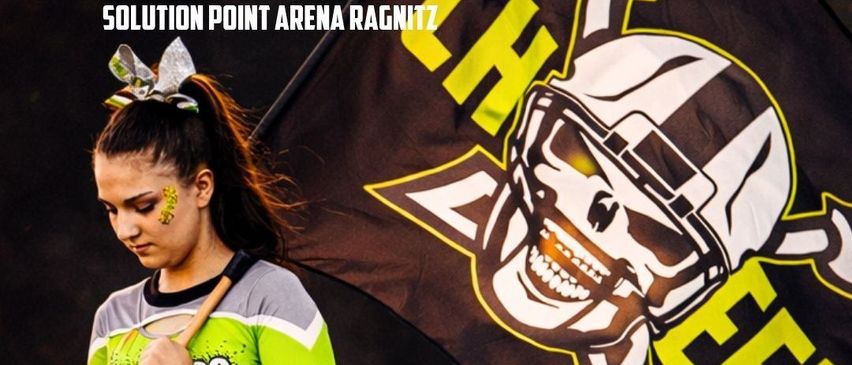 Spieltag-Eventposter. Es zeigt eine Frau in einer Cheerleader-Uniform, die eine Flagge hält. Das Poster ist schwarz und gelb mit Text in weiß. Der Termin ist am 19. April, Beginn um 14 Uhr. Ort: Solution Point Arena Ragnit. Teams: Reaver vs. Blue Hawks.