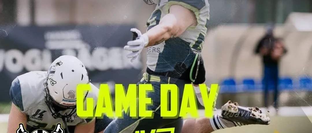 Bild enthält, Helmet, Football, Person, Playing American Football, Glove, American Football (Ball), Boy, Child, Male, Advertisement