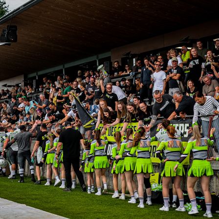 Bild enthält, People, Person, Helmet, Crowd, Adult, Male, Man, Clothing, Skirt, Shoe