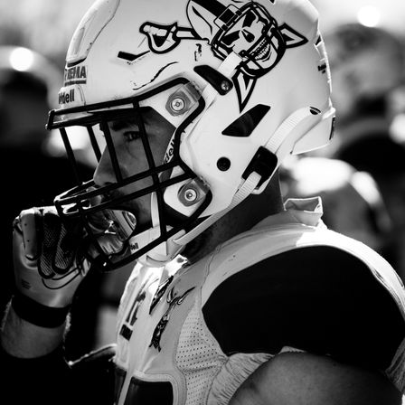 Bild enthält, Helmet, Person, American Football, Football, Playing American Football, Sport, People, Face, Head