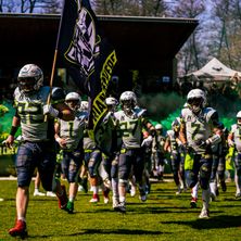 Bild enthält, People, Person, Helmet, Boy, Child, Male, American Football, Football, Playing American Football, Shoe