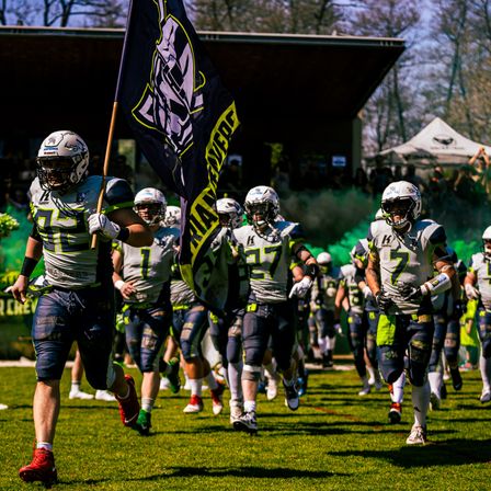 Bild enthält, People, Person, Helmet, Boy, Child, Male, American Football, Football, Playing American Football, Shoe