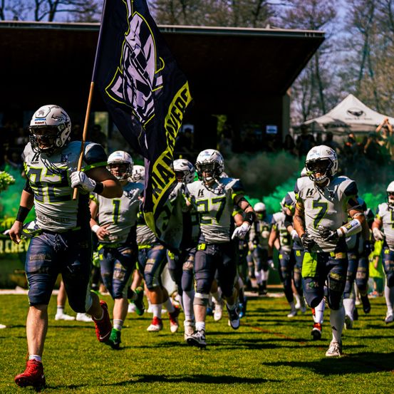 Bild enthält, People, Person, Helmet, Boy, Child, Male, American Football, Football, Playing American Football, Shoe