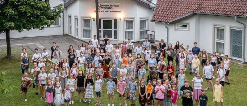 Bild enthält, People, Person, Building, College, Grass, Plant, School, Outdoors, Shoe, Nature