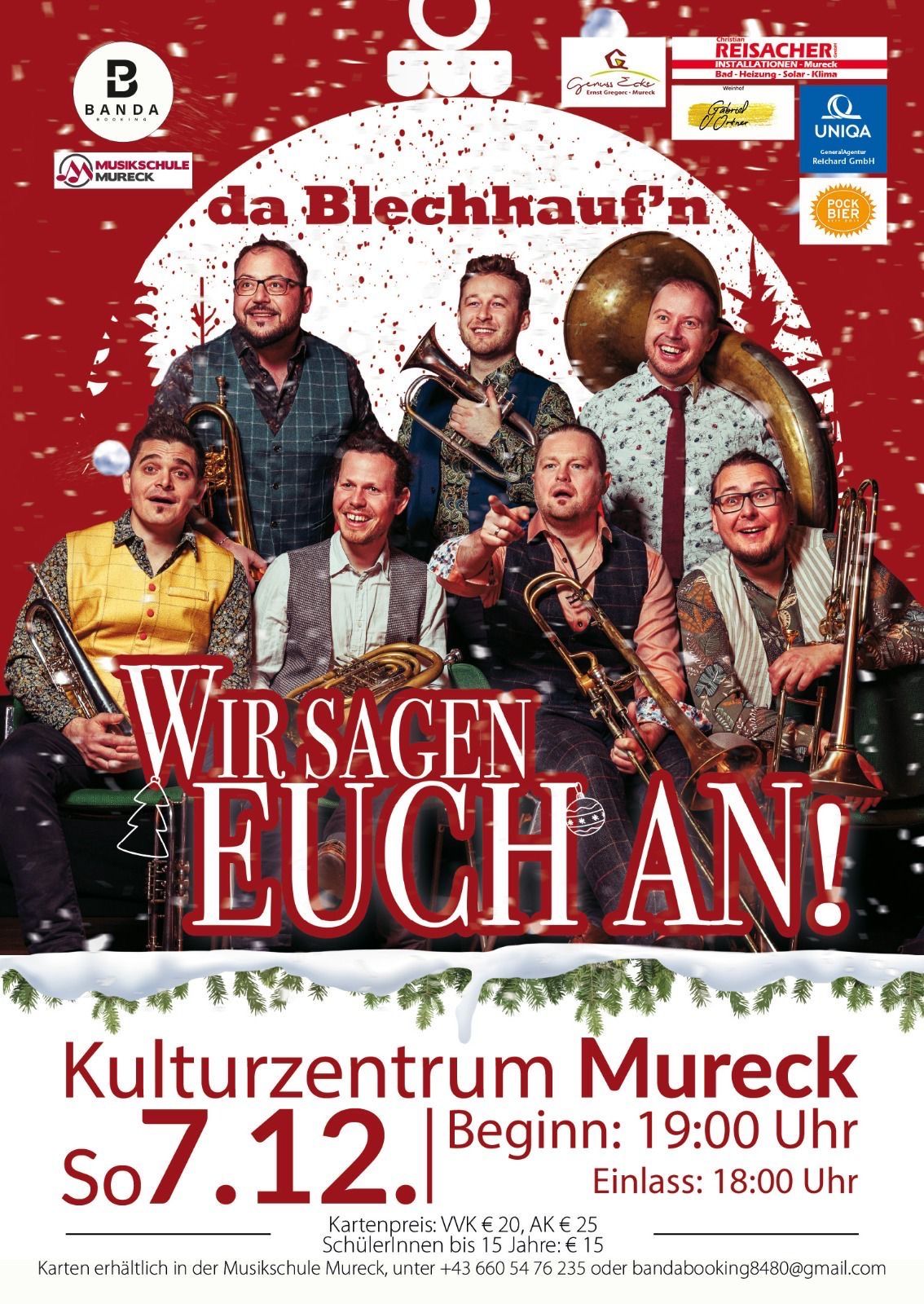 Ein Plakat für ein Musikevent zeigt sieben Musiker in festlicher Kleidung, die Blechblasinstrumente halten, lächeln und gegen einen festlichen Hintergrund posieren. Der Text 'Wir sagen Euch an!' ist prominent angebracht.