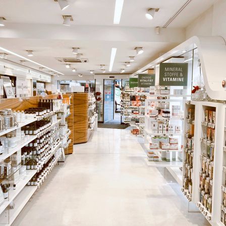 Bild enthält, Shop, Indoors, Lamp, Person, Market, Grocery Store, Supermarket, Home Decor, Rug