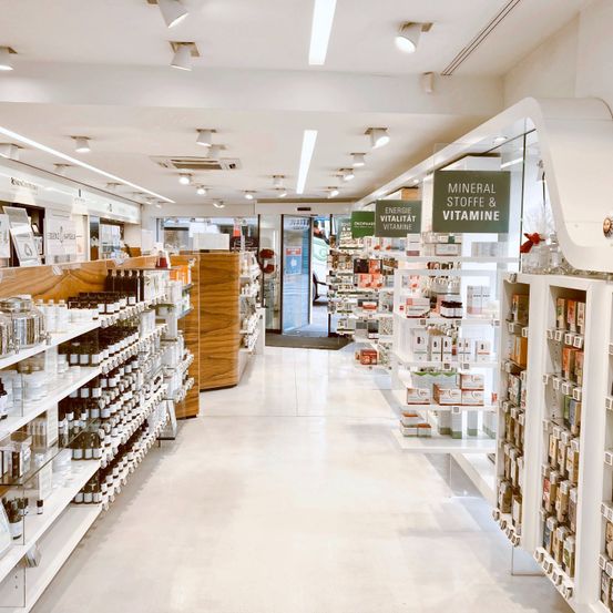 Bild enthält, Shop, Indoors, Lamp, Person, Market, Grocery Store, Supermarket, Home Decor, Rug