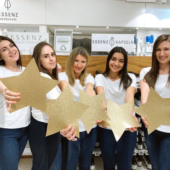 Bild enthält, Pants, Adult, Female, Person, Woman, People, Girl, Teen, Groupshot, Celebrating