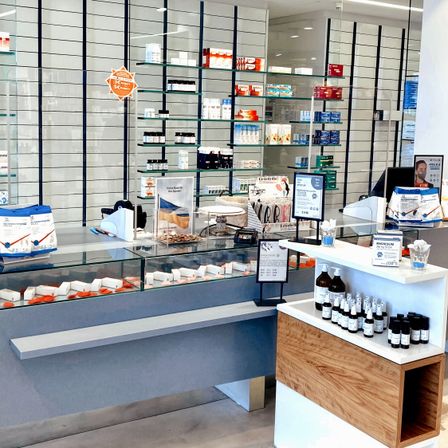 Bild enthält, Shop, Indoors, Market, Grocery Store, Supermarket, Person, Checkout Counter, Cup, Monitor, Pen