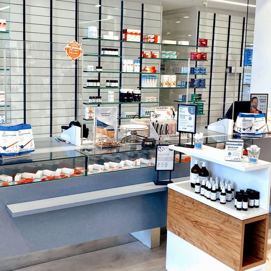 Bild enthält, Shop, Indoors, Market, Grocery Store, Supermarket, Person, Checkout Counter, Cup, Monitor, Pen