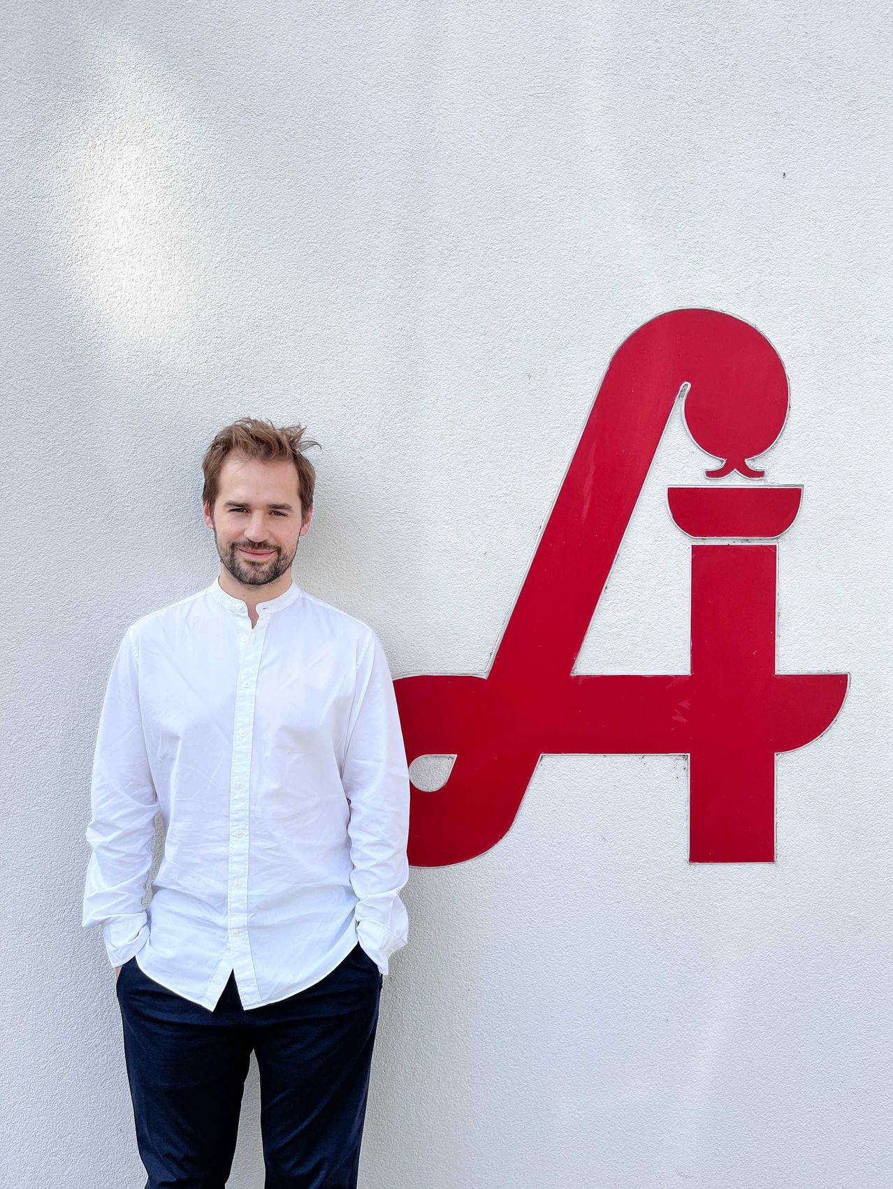 Bild enthält, Shirt, Symbol, Adult, Male, Man, Person, Text, Number, First Aid