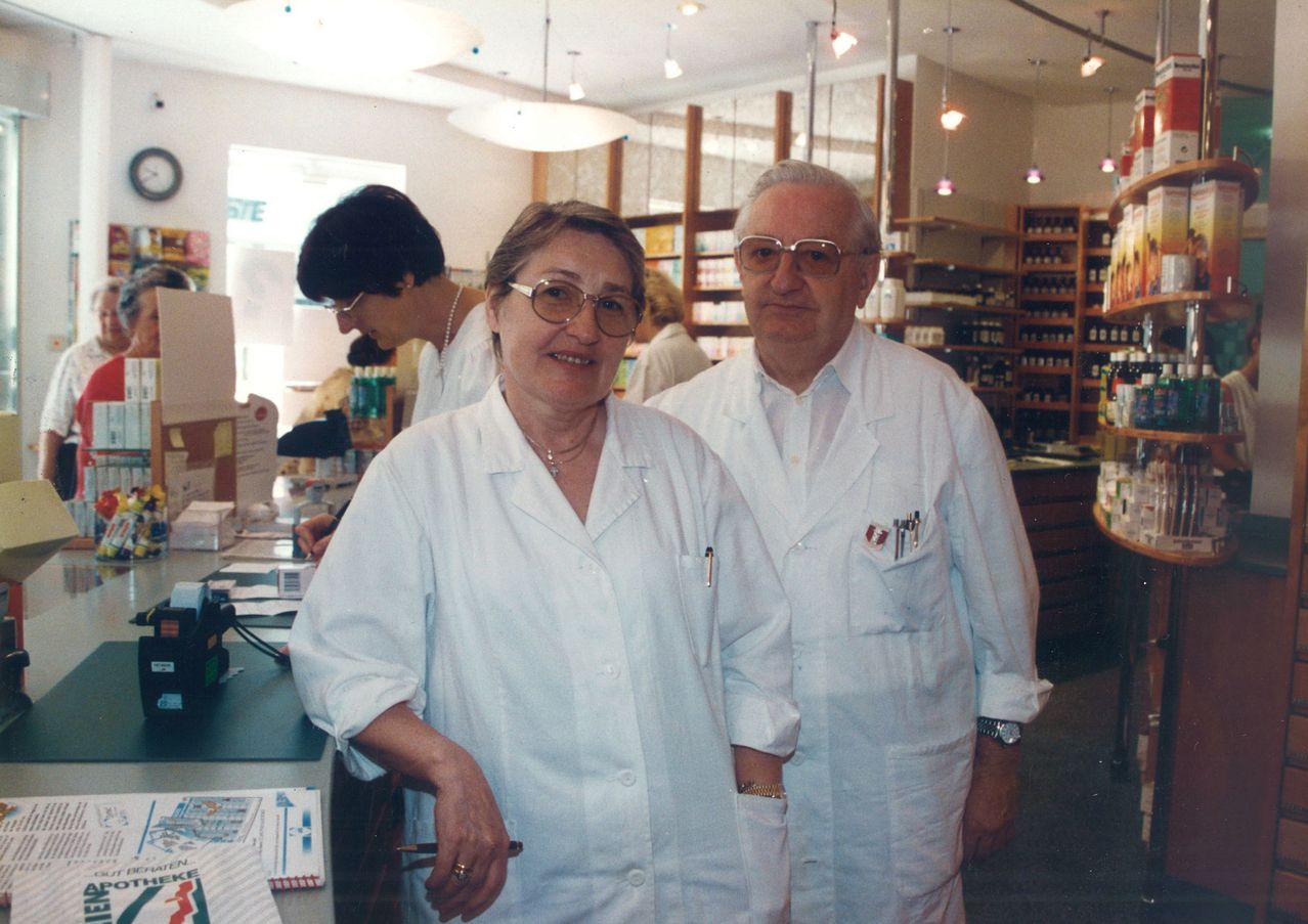 Bild enthält, Shelf, Coat, Adult, Male, Man, Person, Face, Hospital, Shop, Glasses