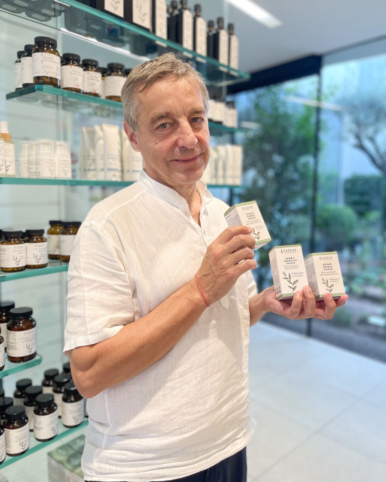 Bild enthält, Shop, Adult, Male, Man, Person, Face, Head, Credit Card, Text