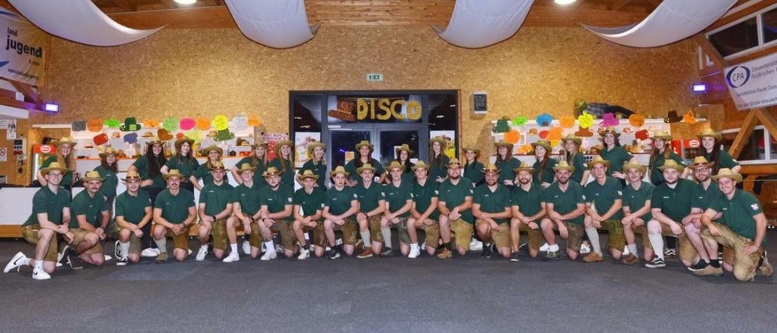 Bild enthält, People, Person, Clothing, Footwear, Shoe, Cheerleading