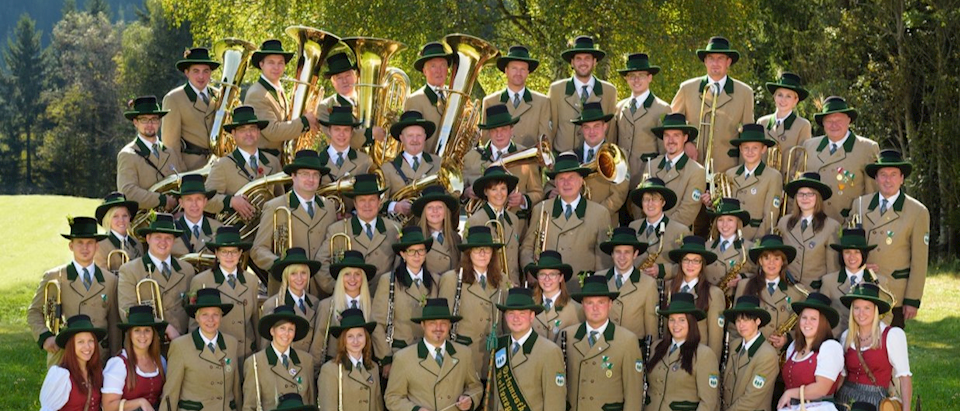 Bild enthält, People, Person, Group Performance, Music Band, Adult, Male, Man, Boy, Child, Grass