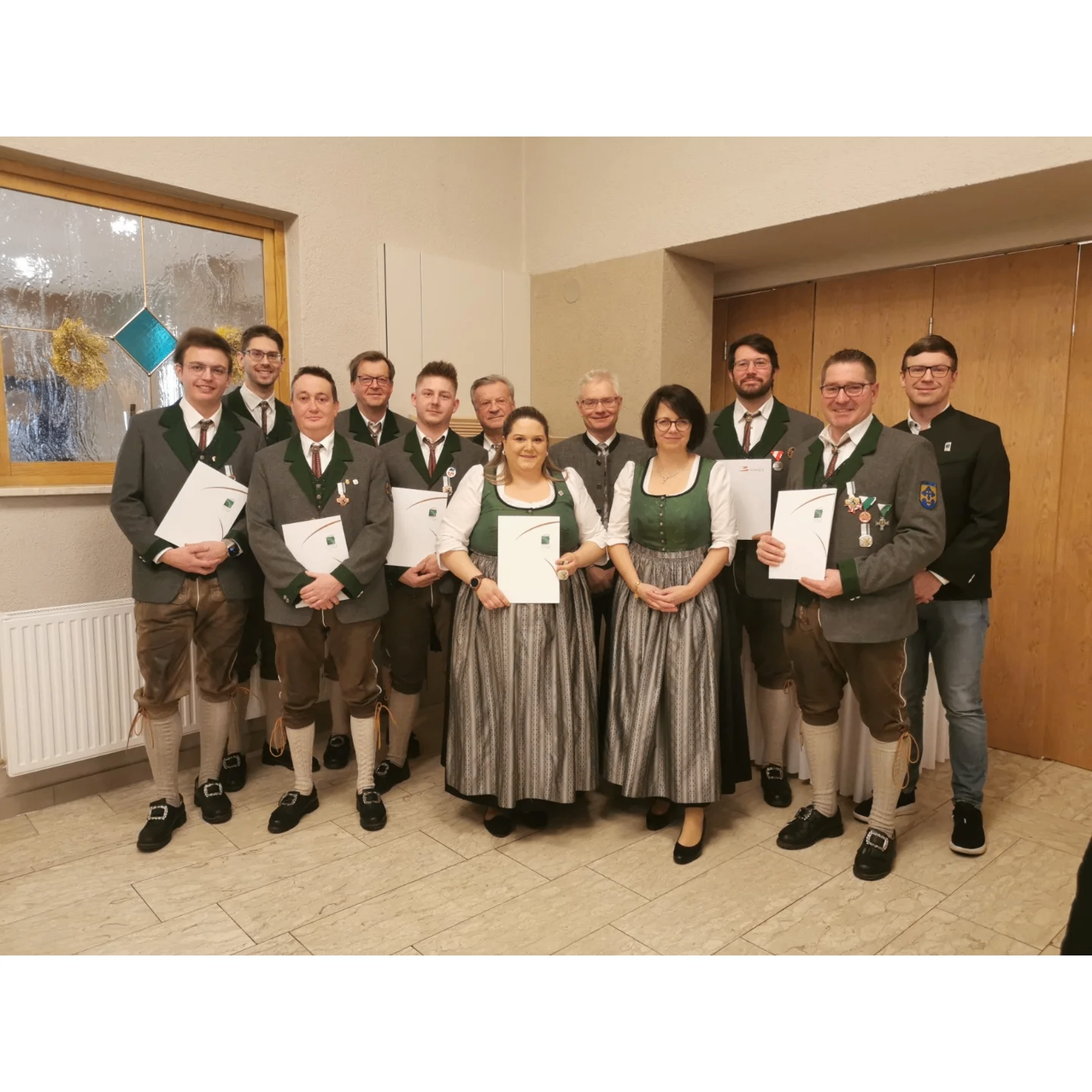 Bild enthält, People, Person, Groupshot, Adult, Female, Woman, Male, Man, Suit, Shoe