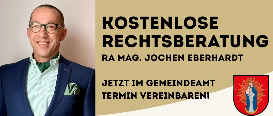 Ein lächelnder Mann in einem blauen Anzug und einem grünen Hemd mit einer Einstecktuch steht vor einem beigefarbenen Hintergrund mit dem Text 'Kostenlose Rechtsberatung' und einem Logo einer Frau, die ein Baby hält.