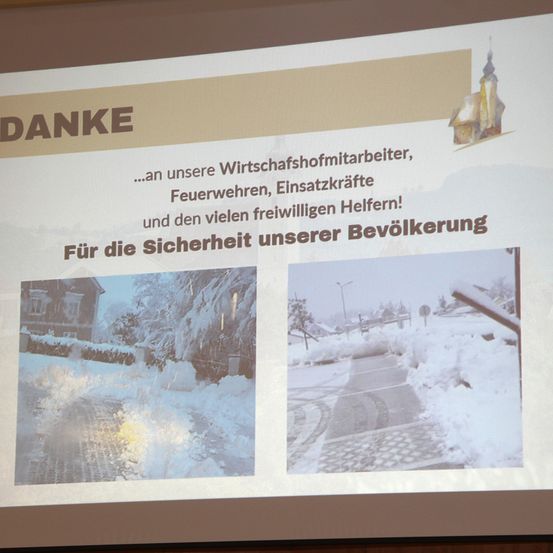 Eine Präsentationsfolie zeigt zwei Bilder von verschneiten Szenen. Über den Bildern ist das Wort Danke in großen Buchstaben zu sehen. Unter Danke befindet sich Text auf Deutsch, der verschiedenen Gruppen für ihre Beiträge dankt.