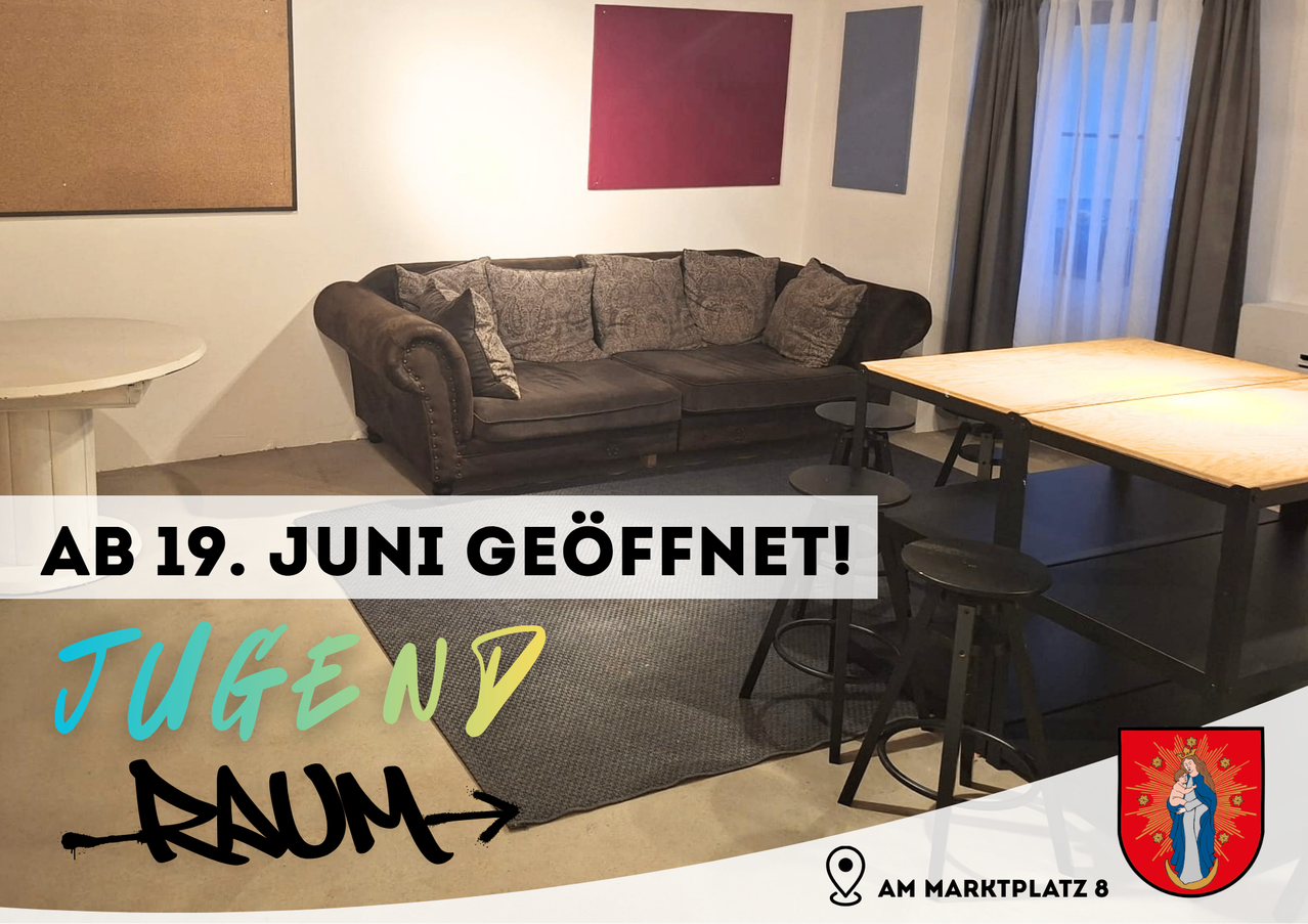 Ein Wohnzimmer mit einer braunen Couch, Kissen und einem Teppich. Ein Holztisch mit Hockern. Ein Plakat steht '9. JUNI GEÖFFNET! AGE ND RAUM'. Ein Standortmarker unten rechts.