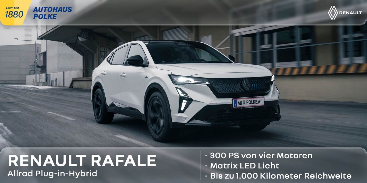 Ein weisses Auto mit Matrix-LED-Lichtern fährt auf einer Strasse. Das Auto hat ein Kennzeichen mit dem Text 'MI POLKE.AT'. Das Auto hat 300 PS von vier Motoren.