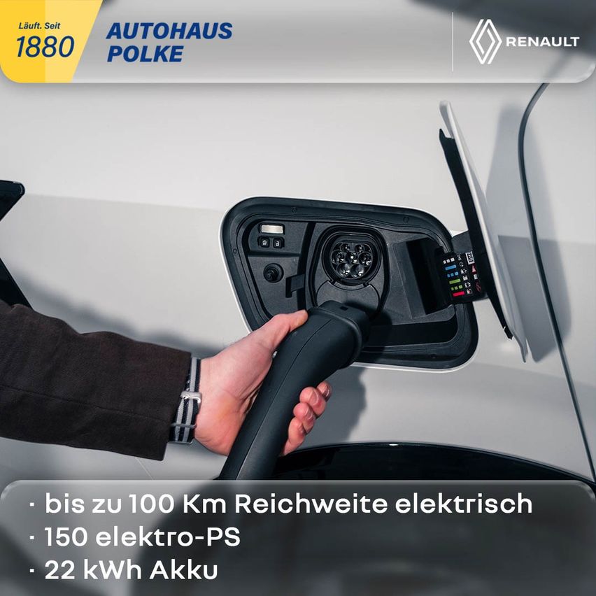 Eine Hand steckt ein Renault Elektrofahrzeug an eine Ladestation. Es zeigt eine elektrische Reichweite von bis zu 100 km, 150 Elektro-PS und 22 kWh Akku.