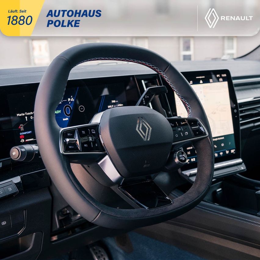 Nahaufnahme des Lenkrads, des Armaturenbretts und der Bedienelemente eines Renault-Autos. Das Lenkrad ist schwarz mit silbernen Akzenten. Das Armaturenbrett verfügt über ein digitales Display, Bedienelemente und Tasten. Der Innenraum des Autos ist modern und schlank.