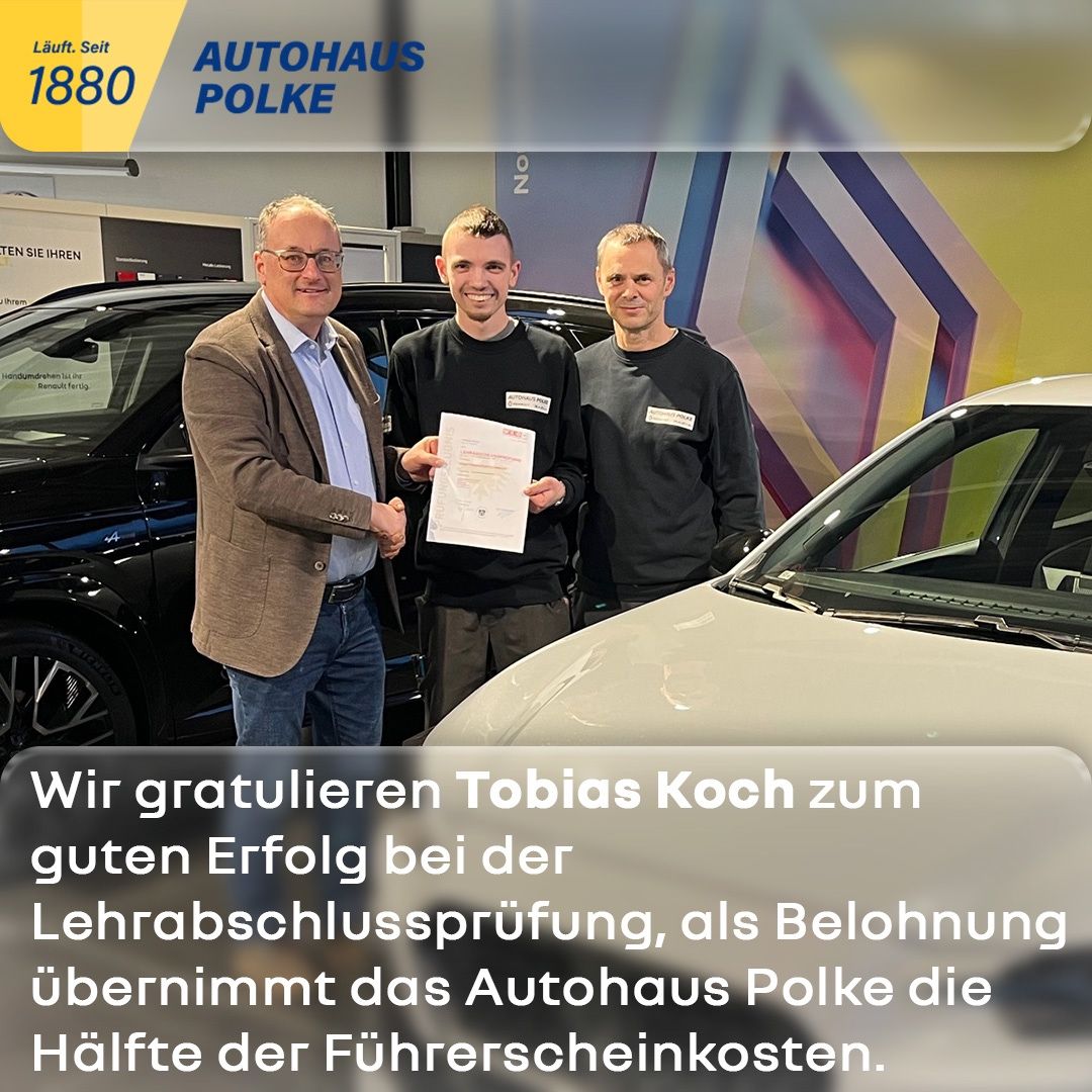 Drei Männer stehen neben einem Auto in einem Showroom. Sie halten ein Zertifikat in der Hand. Ein Mann trägt eine Brille und einen braunen Mantel. Der zweite Mann in der Mitte trägt ein schwarzes T-Shirt und hält ein Zertifikat. Der letzte Mann trägt ebenfalls ein schwarzes T-Shirt. Der Text lautet: Wir gratulieren Tobias Koch zum Erfolg bei der Führerscheinprüfung, als Belohnung übernimmt das Autohaus Polke die Hälfte der Führerscheinkosten.