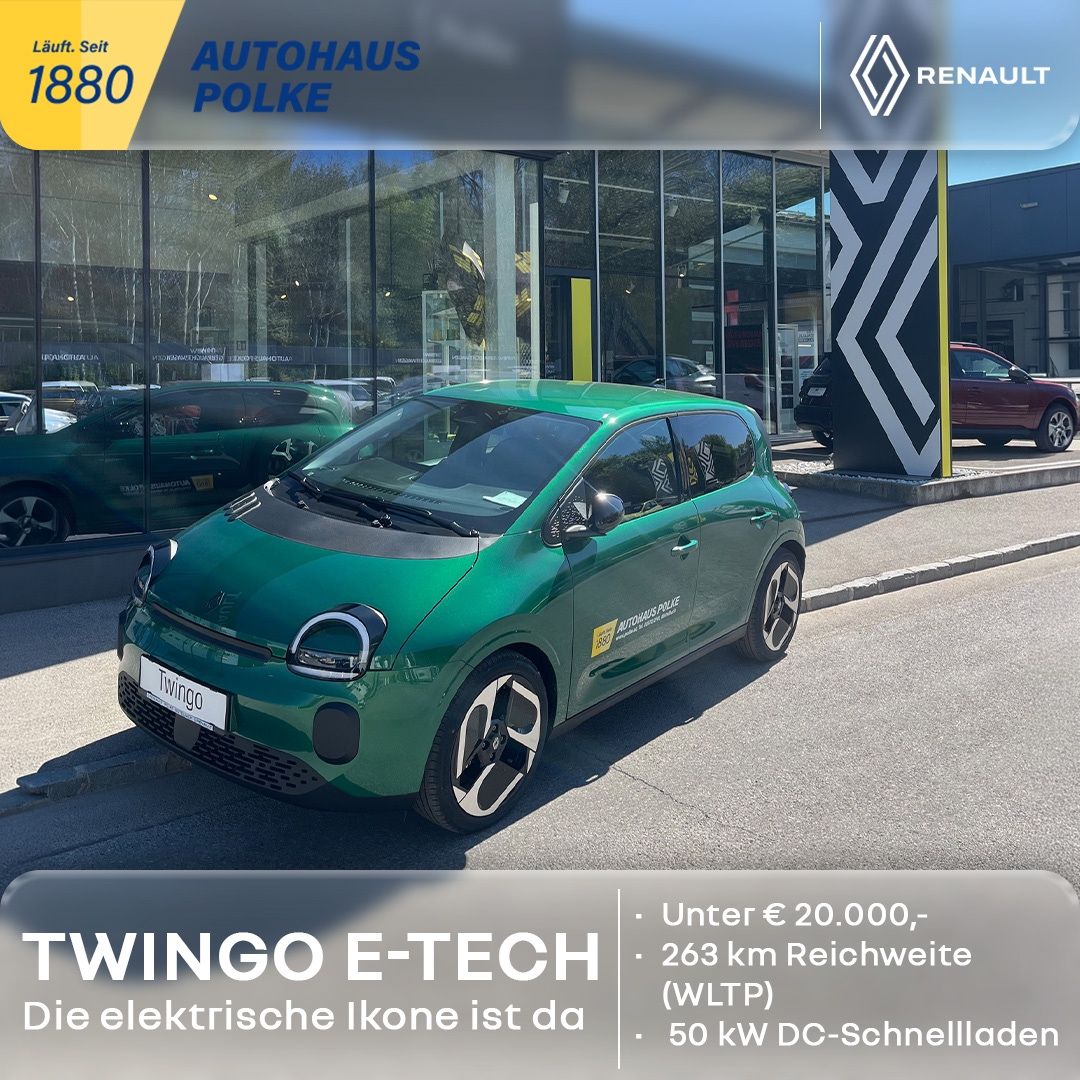 Ein grüner Renault Twingo E-Tech vor einem Ausstellungsraum, mit Spezifikationen: unter € 20.000, 263 km Reichweite und 50 kW DC-Schnellladung.