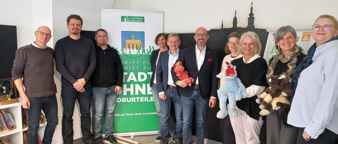 Bild enthält, Groupshot, Person, Pants, People, Adult, Female, Woman, Shoe, Male, Man