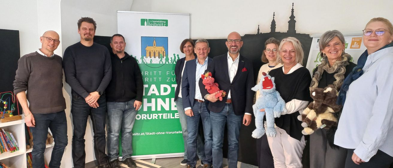 Bild enthält, Groupshot, Person, Pants, People, Adult, Female, Woman, Shoe, Male, Man