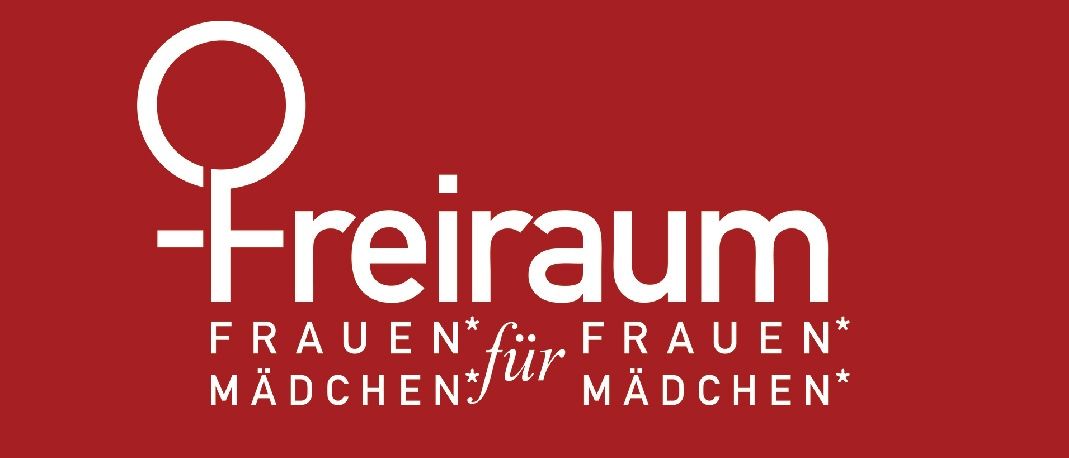 Ein rot gestaltetes Bild zeigt ein weißes Logo mit dem Text 'Freiraum Frauen* für Mädchen*' in weiß, und ein Sternsymbol am Ende jedes Wortes.
