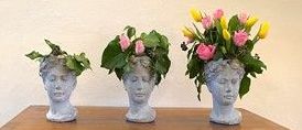 Bild enthält, Flower, Flower Arrangement, Potted Plant, Flower Bouquet, Ikebana, Pottery, Jar, Planter, Vase, Person