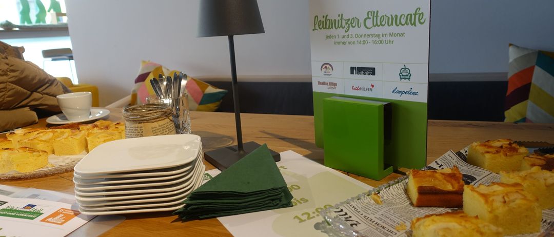 Bild enthält, Food, Meal, Lamp, Furniture, Table, Bread, Cup, Table Lamp, Plate, Chair