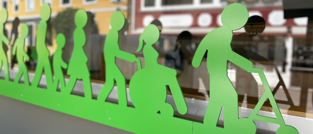 Bild enthält, Terminal, Sign, Symbol, Person, Art, Shop