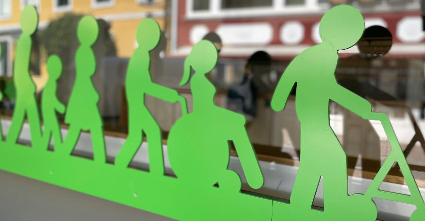 Bild enthält, Terminal, Sign, Symbol, Person, Art, Shop