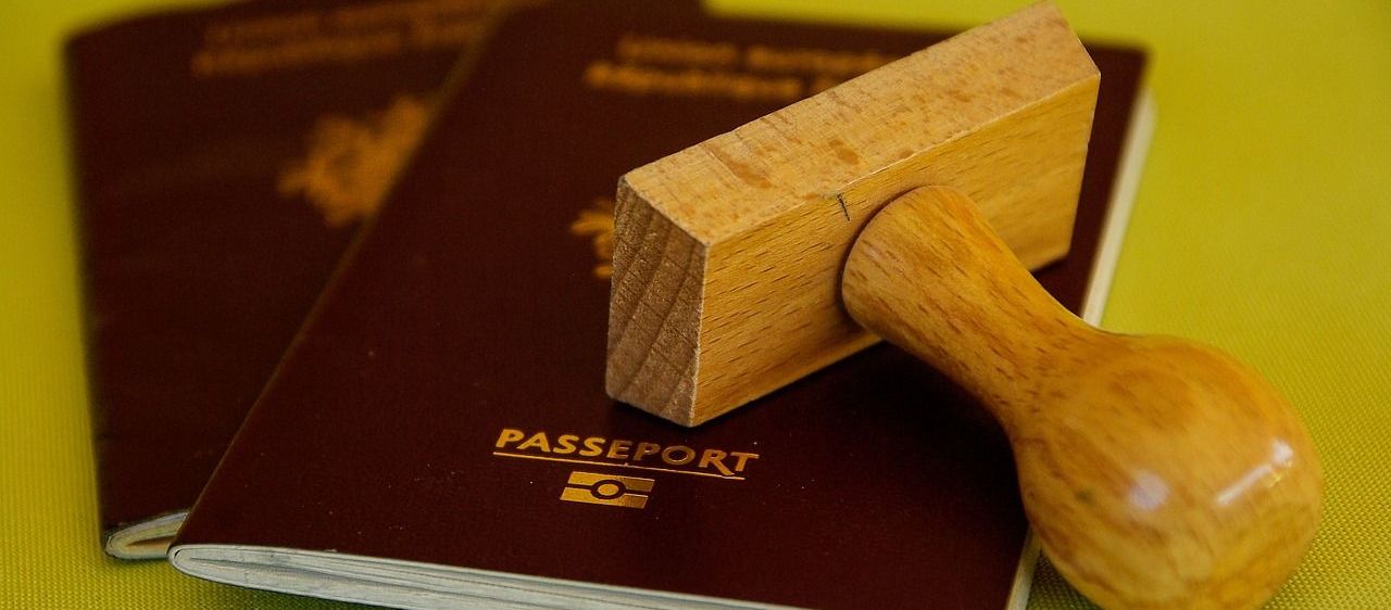 Bild enthält, Hardwood, Stained Wood, Wood, Text, Device, Hammer, Tool, Smoke Pipe