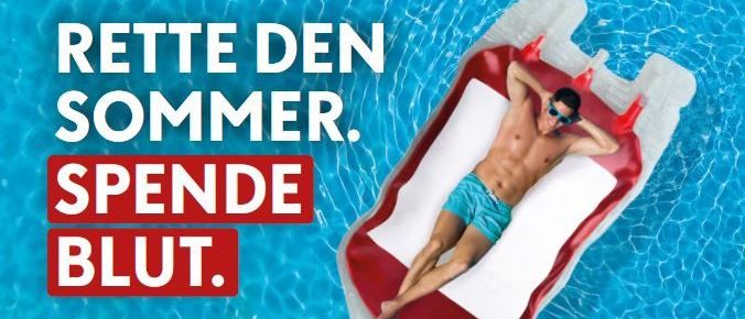 Ein Plakat zeigt einen Mann in einem Pool-Floater mit Text zur Förderung der Blutspende, mit Details zu einer Blutspende-Veranstaltung am 14. August.