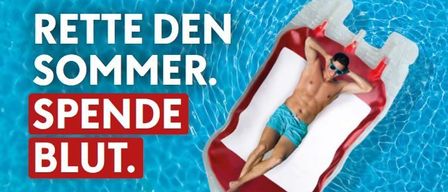 Ein Plakat zeigt einen Mann in einem Pool-Floater mit Text zur Förderung der Blutspende, mit Details zu einer Blutspende-Veranstaltung am 14. August.
