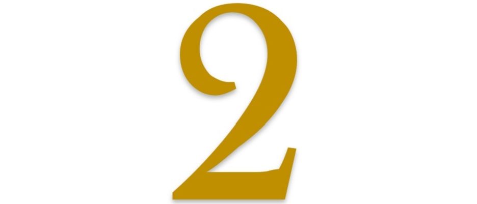 Das Bild zeigt die goldene Zahl 2 auf weißem Hintergrund. Die Zahl hat einen fetten, serifenlosen Stil.