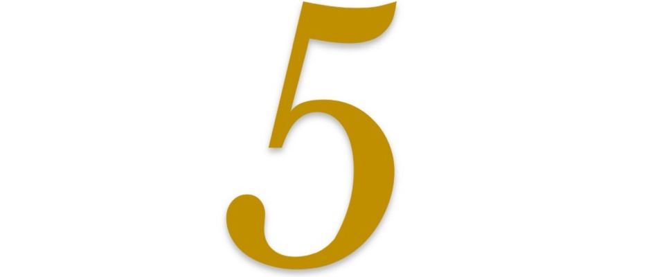 Das Bild zeigt die Zahl fünf in goldener Farbe, zentral auf einem weißen Hintergrund positioniert.