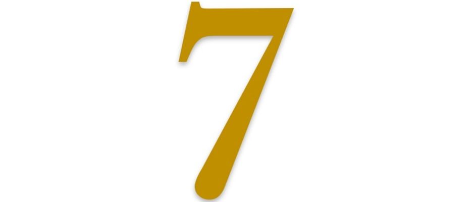 Eine goldene Ziffer Sieben steht mittig auf weißem Hintergrund. Die Zahl ist mit einer ausgeprägten Kurve oben stilisiert.