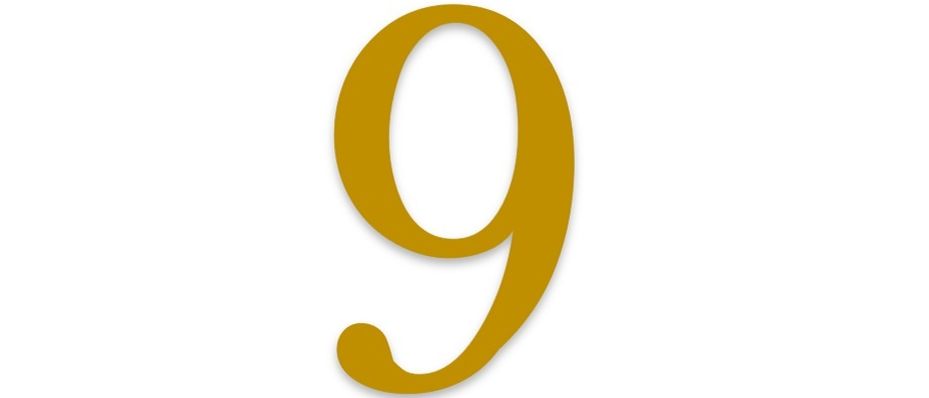 Das Bild zeigt die Zahl neun in einer stilisierten goldenen Schrift auf weißem Hintergrund.