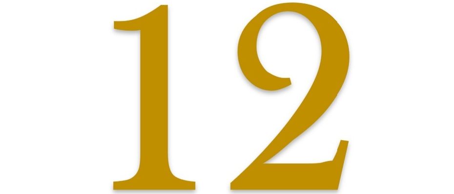 Das Bild zeigt die Zahl 12 in Gold auf weißem Hintergrund. Die Zahl 1 befindet sich auf der linken und die Zahl 2 auf der rechten Seite, beide in einer fließenden, modernen Schriftart stilisiert.