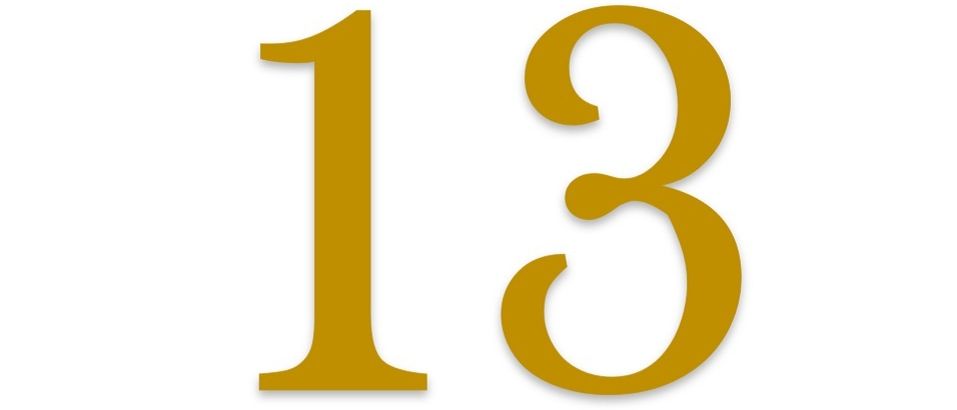 Das Bild zeigt die Zahl dreizehn in goldener Farbe auf weißem Hintergrund.